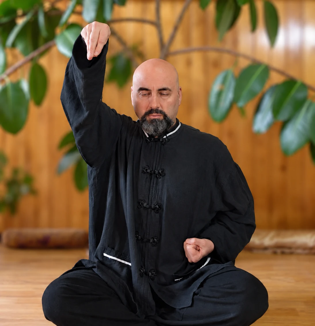 Ovidiu Pescărașu, în poziție de qigong, în sala Gongong din București